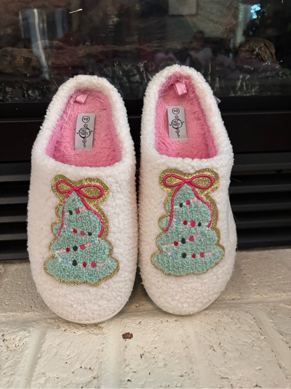 Women’s White Plush Holiday Tree Slip-On Slippers - Pink Lining